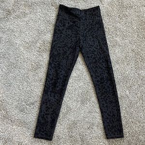 Girls Old Navy cheetah print leggings size M
